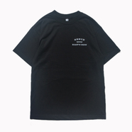 BENCH / SMALL COLLEGE LOGO TEE (BLACK)