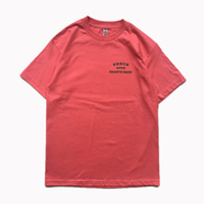 BENCH / SMALL COLLEGE LOGO TEE (CORAL)