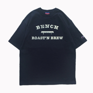 BENCH / COLLEGE LOGO TEE (NAVY)