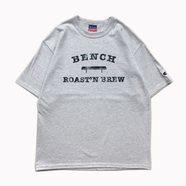 BENCH / COLLEGE LOGO TEE (SILVER GREY)